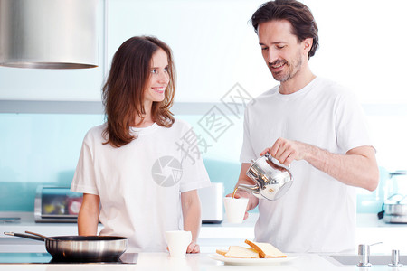 做早餐的一对夫妇男朋友丈夫家庭夫妻成人女性妻子咖啡饮料杯子女孩高清图片素材