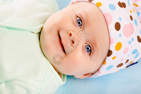 微笑婴儿的肖像童年孩子幸福毯子蓝色男生粉色白色帽子女孩可爱的高清图片素材