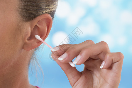 妇女用棉棍洗耳朵宏观采摘女性医疗头发棉布保健女士蓝色白色脸高清图片素材