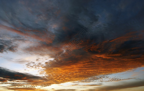 日落时的彩云夕阳辉光晚霞太阳颜色天空气氛红色景观戏剧性背景图片