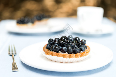 蓝莓塔蛋糕白板上的蓝莓派塔蓝色食物蛋糕宏观水果蛋挞面包馅饼浆果美食背景