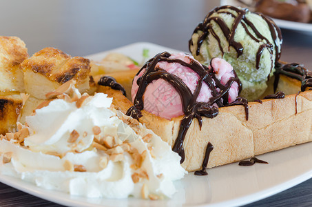 蜂蜜面包和冰淇淋巧克力甜点早餐蜂蜜黄色粉色白色食物棕色营养背景图片