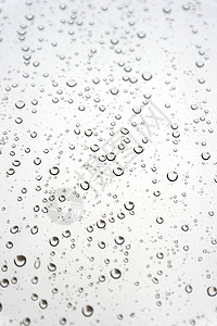 倾斜窗口的雨滴液体团体窗户水滴玻璃灰色天气气泡反射背景图片