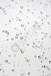 倾斜窗口的雨滴天气水滴玻璃气泡窗户反射团体灰色液体背景图片