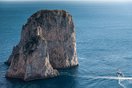岩石岛假期水平蓝色晴天旅行海岸奢华岩石游艇高清图片