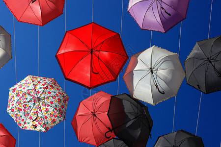 天空中有很多多彩的雨伞创造力产品符号照片跨越背景图片