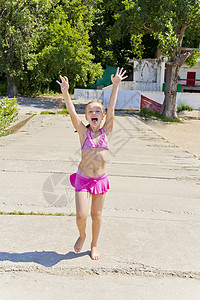 粉色女士的泳衣穿粉红色泳衣的跳女郎活动运动女士白色海滩女性小学生女学生孩子粉色背景