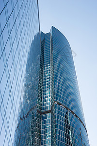 高楼建筑在清空的天空上 侧视高层建筑商业中心窗户玻璃蓝天房子背景图片