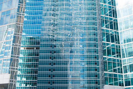 高楼建筑在清空的天空上 侧视商业中心玻璃蓝天高层建筑房子窗户背景图片
