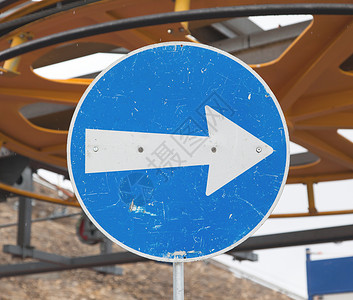 蓝路标志 白箭指右背景图片