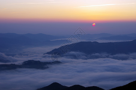 纽约市日出阴霾有浓雾的惊人山地景观 喀尔巴阡山脉环境季节美丽全景旅行天气公园风景生态爬坡背景