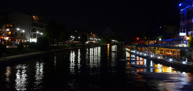 斯科普里德里姆斯特鲁加河 奥赫里德湖 马西多尼亚灯光反射水面夜景酒店倒影城市社论背景