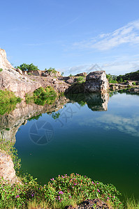 Chau Doc镇山区湖森林天空树木蓝色石头假期岩石反射旅行旅游背景