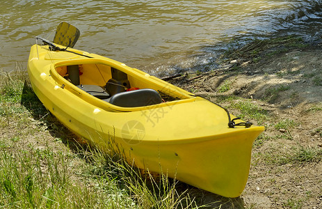 岸上塑料船背景图片