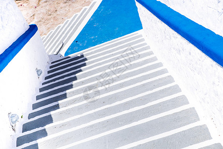 地中海风格的白色楼梯结构图示 B蓝色房子建筑阳台概念建筑学旅行背景图片