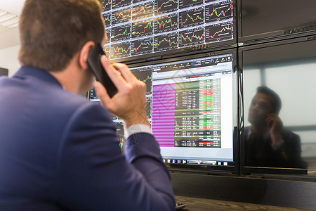 股票交易商在看电脑屏幕生长交易员企业家男人贸易投资技术交换战略首都电话高清图片素材