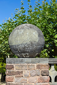 石头做的球艺术花园公园树木平衡天空蓝色休闲背景图片