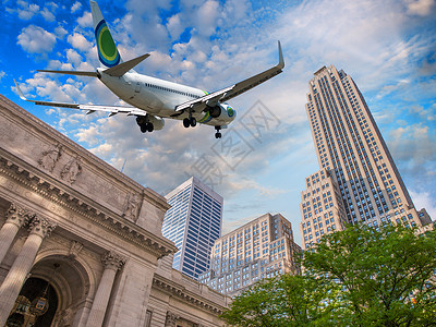 飞越纽约公共图书馆和第五大道五大道公馆的飞机背景图片