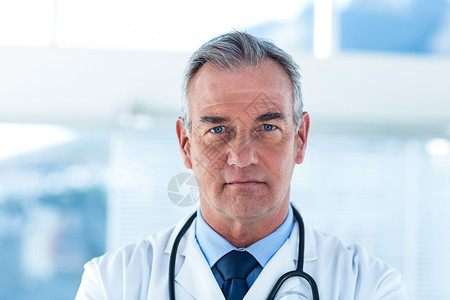 男性医生在医院站立的肖像专家高清图片素材