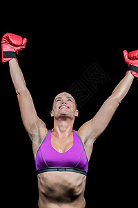 快乐的女拳手 举起双臂背景图片