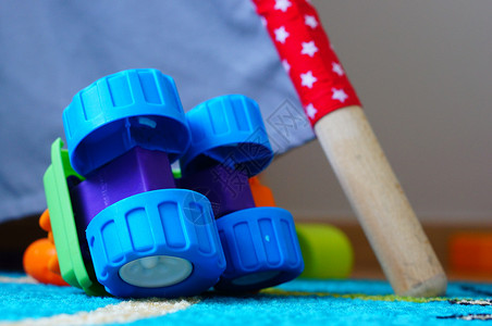 玩具汽车塑料轮子地毯地面倒挂蓝色背景图片