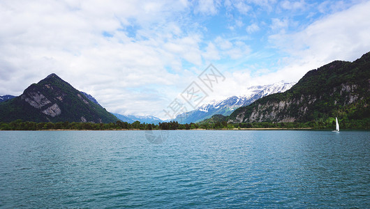 通湖风风和帆船全景森林旅游爬坡旅行游客天蓝色风景雪山场景背景图片