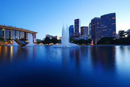 市中心天使建筑城市摩天大楼天空蓝色反射背景图片