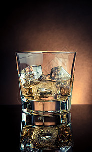 黑桌上的玻璃威士忌 反光 古时风气背景图片