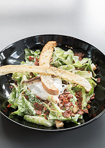 Caesar 沙拉营养盘子蔬菜美食生菜信标小吃猪肉可口的高清图片素材
