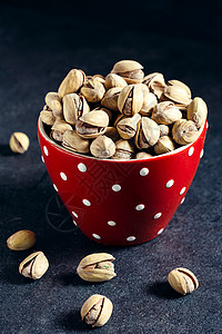 坚果点缀杯子里的Pistachios绿色食物咖啡棕色开心果空白坚果盐渍小吃饮食背景