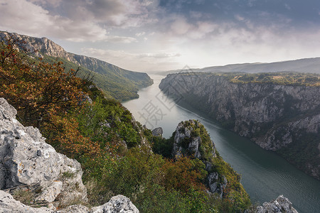 多瑙河峡谷塞尔维亚Djerdap国家公园多瑙河背景