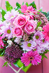 彩色布束鲜花礼品券粉色花朵绿色展示生日礼品袋乡村礼物背景图片