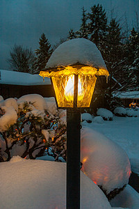 被雪覆盖的灯柱背景图片
