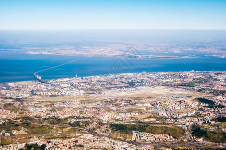 在里斯本上空查看  空中浏览建筑学建筑物城市体育场天线机场航空空气飞机场照片背景图片