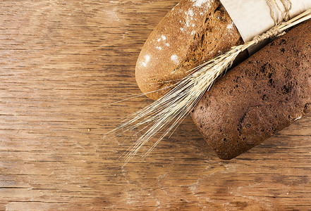 两杯黑麦面包 有小麦耳朵烤的高清图片素材