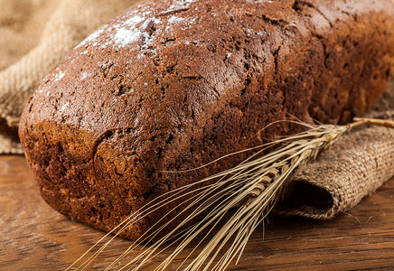 褐面包和小麦耳朵食物高清图片素材