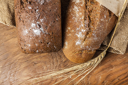 两只黑面包 有小麦的耳朵新鲜的高清图片素材