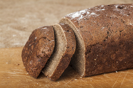 黑面包切片面包木板高清图片素材