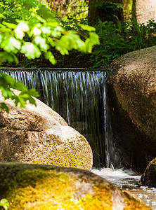瀑布飘流在石頭上风景岩石场景假期环境树木乡村旅行森林阳光背景图片