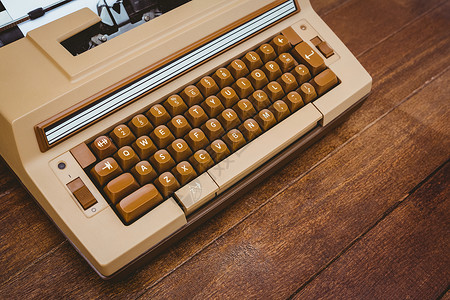 旧打字机视图技术静物键盘木头职场桌子书写工具风格复古背景图片