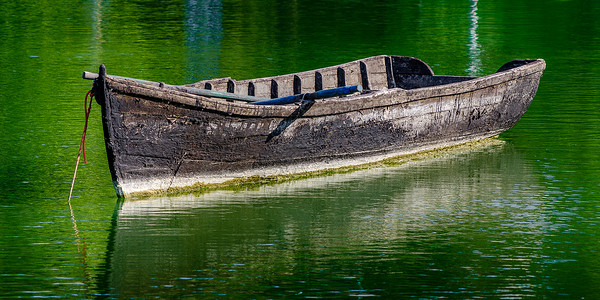 湖上的小船绳索娱乐公园木头绿色背景图片