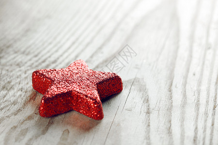 红圣诞明星玩具闪光新年木头卡片红色背景图片