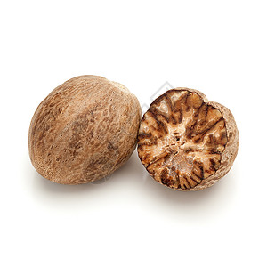 一个完整的和裂开的有机Nutmeg种子的宏封闭背景图片