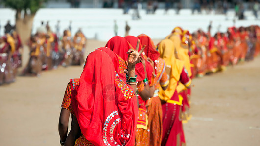 节日卡身着多民族服装的印度女孩女性珠宝衣服传统裙子生活女士女学生面纱旅游背景