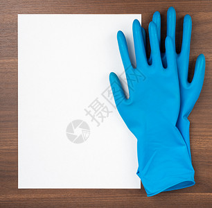 带蓝橡胶手套的空白纸背景图片
