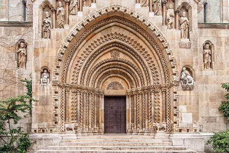 教会入口匈牙利布达佩斯Vajdahunyad城堡文化旅行建筑学建筑教会房子游客博物馆柱子民众背景