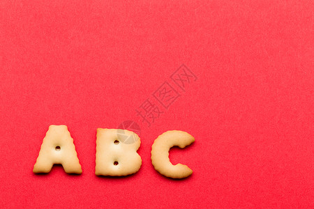 红背景上的ABC饼干高清图片