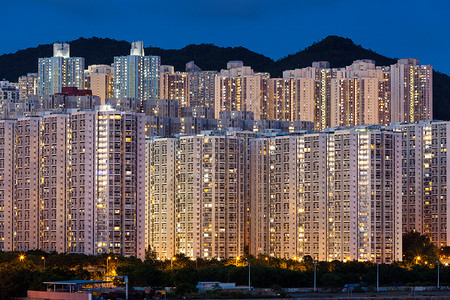 晚上在香港的拥挤密度住宅楼内房子高清图片素材