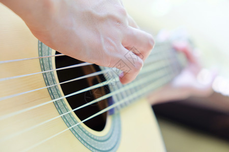 男人弹吉他男性乐器音乐演艺成人爱好娱乐吉他手家庭生活活动背景图片