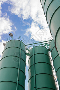 储存筒仓管道工厂设施贮存天空绿色蓝色建造工业商业背景图片